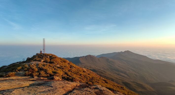 A equipe embarcou em uma expedição emocionante até um dos lugares mais altos do Brasil, o Pico da Bandeira, que parece suspenso sobre as nuvens