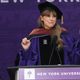 A cantora Taylor Swift, 32, recebe nesta quarta (18) o diploma honorário em doutorado em artes plásticas
