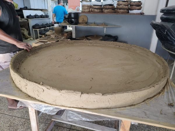 A panela de barro está sendo confeccionada no Galpão das Paneleiras em Goiabeiras