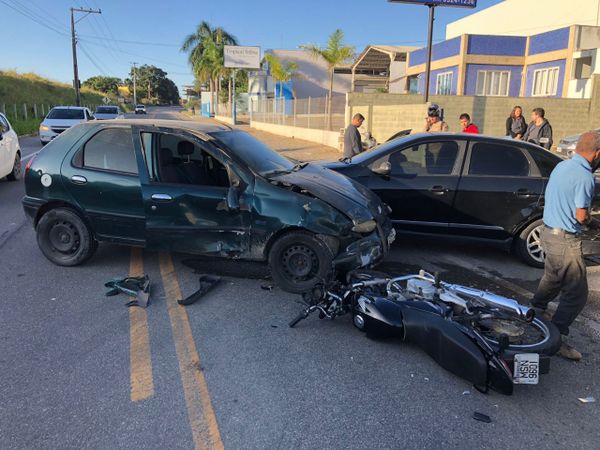 Câmera flagra acidente envolvendo dois carros e uma moto em Cachoeiro