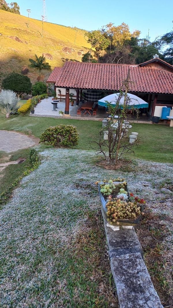 Em Forno Grande, interior de Castelo, gelo cobriu pastos e quintais por Divulgação/ Raiane Barbosa