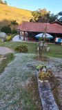 Em Forno Grande, interior de Castelo, gelo cobriu pastos e quintais(Divulgação/ Raiane Barbosa)
