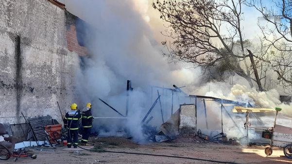 Incêndio atinge residência na Praia do Morro, em Guarapari por Dudu Gonçalves