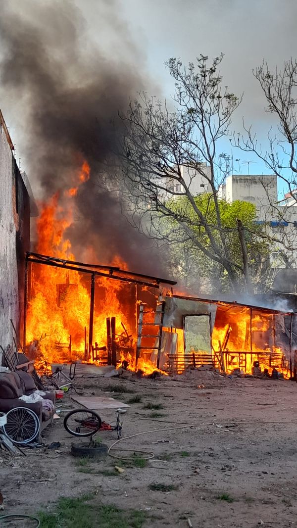 Incêndio atinge residência na Praia do Morro, em Guarapari por Dudu Gonçalves