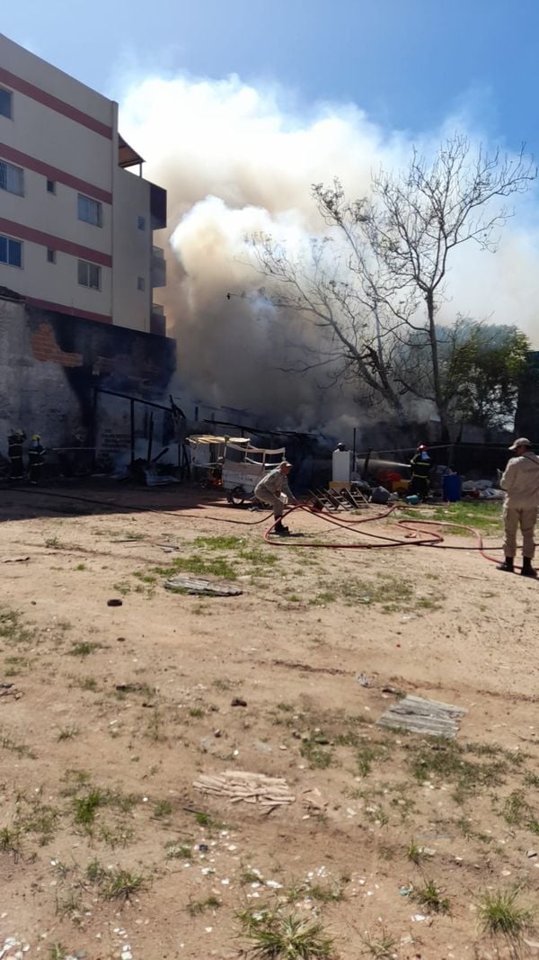 Incêndio atinge residência na Praia do Morro, em Guarapari por Dudu Gonçalves