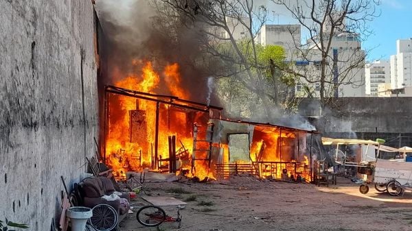 Incêndio atinge residência na Praia do Morro, em Guarapari por Dudu Gonçalves