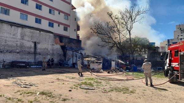 Incêndio atinge residência na Praia do Morro, em Guarapari por Dudu Gonçalves