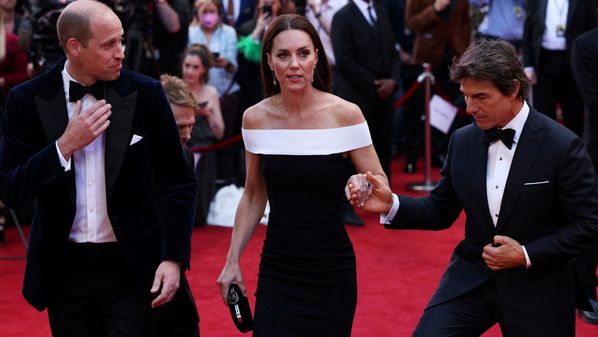 Tom Cruise ofereceu a mão à duquesa enquanto ela subia as escadas