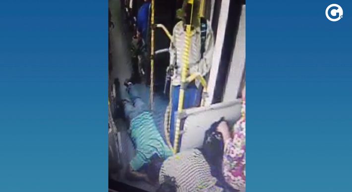 Em um dos crimes, nesta quinta-feira (19), homem obriga um dos passageiros a deitar no chão do ônibus e aponta arma para a vítima. Mesma linha foi alvo do assaltante no último dia 10