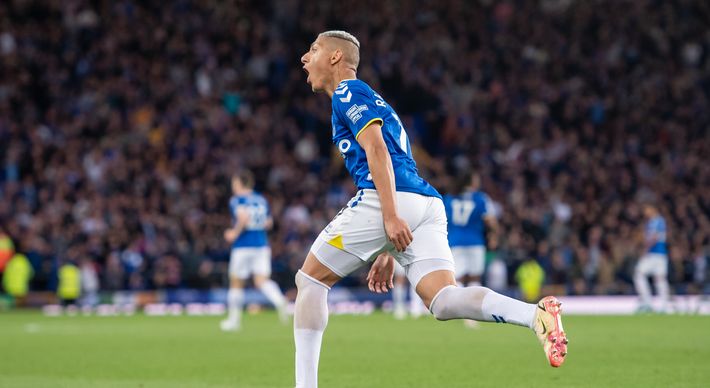 Time do 'Pombo' venceu o Crystal Palace de virada por 3 a 2 nesta quinta (19) depois de sair para o intervalo perdendo por 2 a 0 e se livrou do rebaixamento