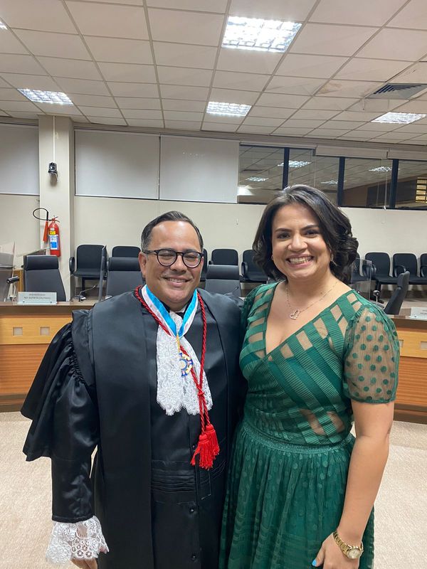 A presidente da OAB de Cariacica Kelly Andrade prestigiando a posse do desembargador Raphael Câmara 
