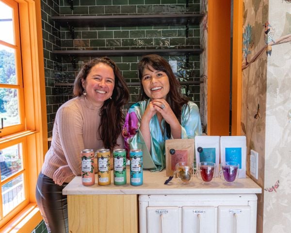 Cecilia Cunha e Bárbara Borges na loja Botika Lab, da fábrica Lab Kombucha, em Pedra Azul   por Renan Moyses