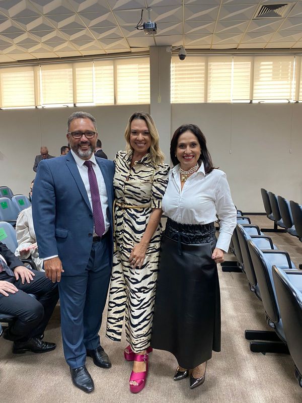 Sandro Câmara, a jornalista Andréia Lopes e a advogada Flavia Brandão