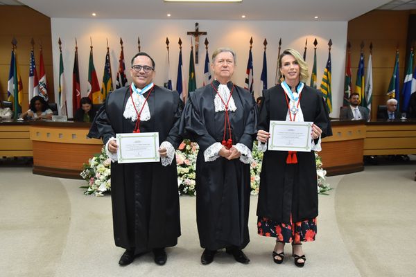 Raphael Americano Câmara, o presidente do TJES Fabio Clem, e Dra.  Marianne Júdice, 