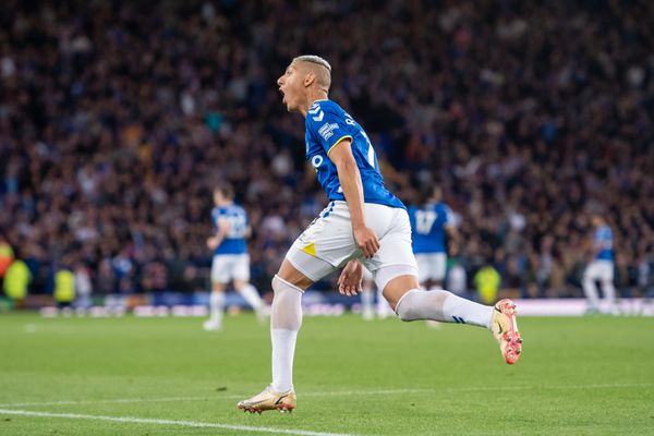 Richarlison marcou o segundo gol do Everton na vitória por 3 a 2 sobre o Crystal Palace
