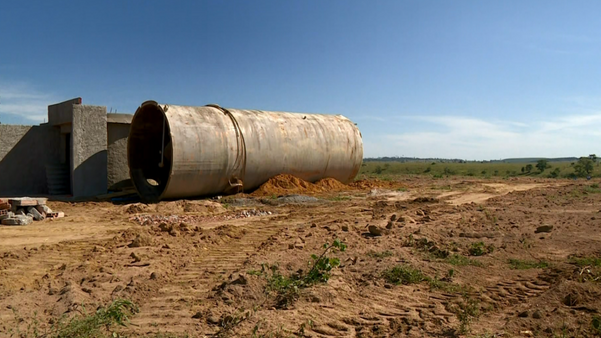 Vendaval arremessou uma caixa d'água de três toneladas, de uma propriedade rural de Montanha