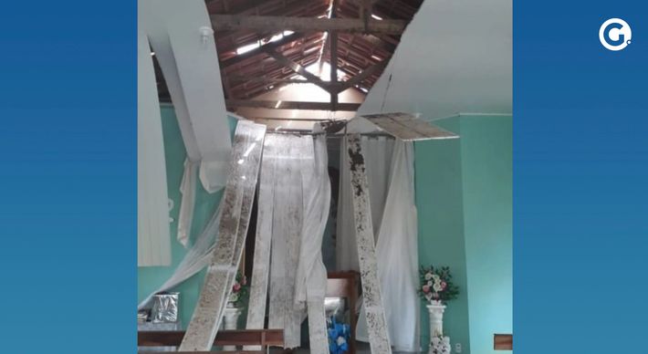 Tempestade, que atingiu o município nesta semana, arrancou telhas e danificou parte da estrutura, que caiu dentro do templo