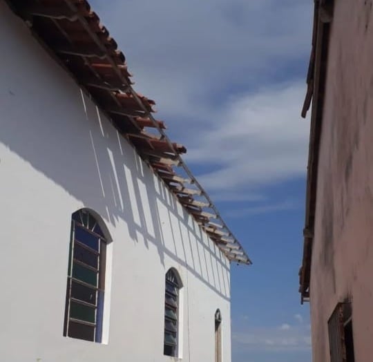 Igreja é destruída após vendaval e chava de granizo em Mucurici.