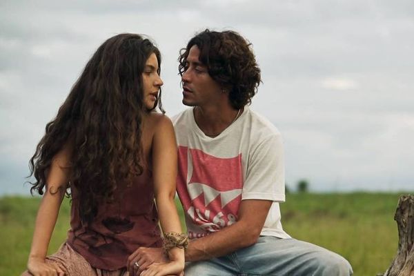 Juma (Alanis Guillen) e Jove (Jesuíta Barbosa) em cena na novela Pantanal