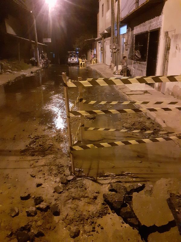 Vazamento de água já dura mais de 48 horas na rua Padre Josino Tavares, no bairro Padre Gabriel, em Cariacica