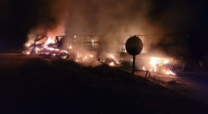 O incêndio aconteceu na noite de sábado (21) e deixou o veículo carregado de bobinas tomado pelas chamas. Veja as imagens