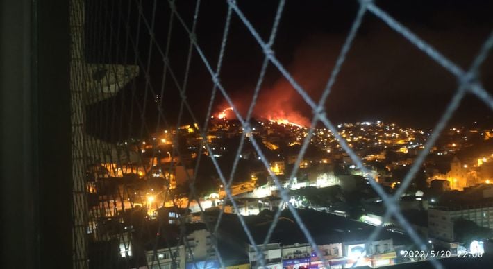 Moradores reclamam da fumaça e contam que os incêndios são recorrentes na vegetação do Morro das Andorinhas, no bairro São Francisco de Assis