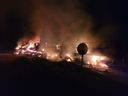 Carreta pega fogo e fica totalmente destruída em Mimoso do Sul(Divulgação \ 3BBM)