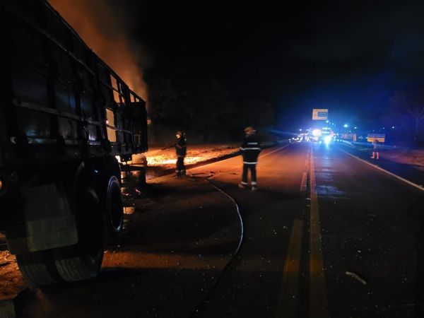 Veículo de grande porte pegou fogo no sábado (21), em Mimoso do Sul por Divulgação \ 3BBM