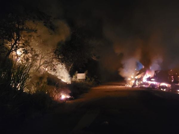 Veículo de grande porte pegou fogo no sábado (21), em Mimoso do Sul por Divulgação \ 3BBM