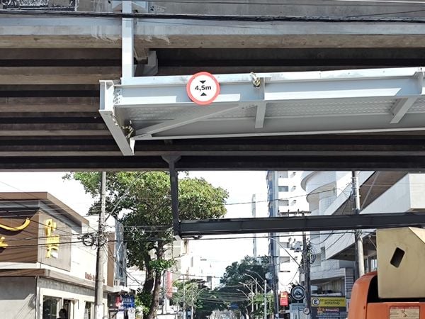 Altura do asfalto em relação à ciclovia da Terceira Ponte, em Vila Velha.