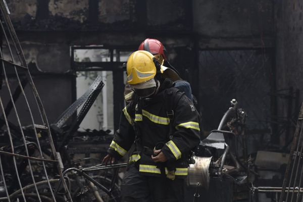Incêndio destrói oficina de bicicletas e scooters elétricas em Vitória