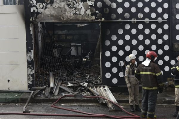 Incêndio destrói oficina de bicicletas e scooters elétricas em Vitória por Vitor Jubini
