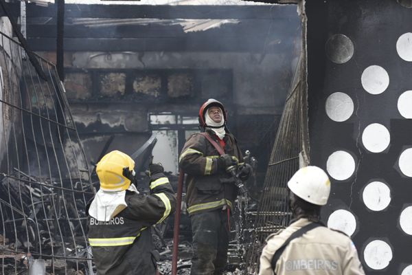 Incêndio destrói oficina de bicicletas e scooters elétricas em Vitória por Vitor Jubini