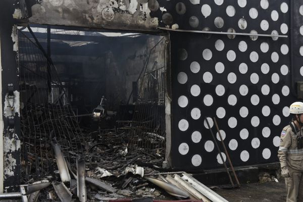 Incêndio destrói oficina de bicicletas e scooters elétricas em Vitória por Vitor Jubini