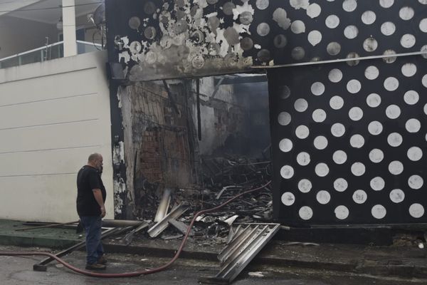 Incêndio destrói oficina de bicicletas e scooters elétricas em Vitória por Vitor Jubini