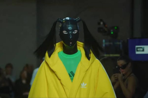 Modelo em desfile da grife Balenciaga em Nova York 