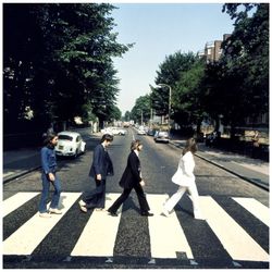 Famosa foto na faixa da banda 'The Beatles' atravessando a Abbey Road