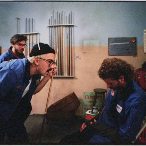Cena do clipe 'Acorda Pedrinho', em que quatro rapazes tentam despertar um outro que pega no sono durante uma partida de sinuca