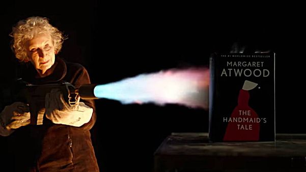 Margaret Atwood aparece em um vídeo, publicado no canal do YouTube da editora Penguin Random House, ateando fogo em um exemplar do livro 'O Conto da Aia' 