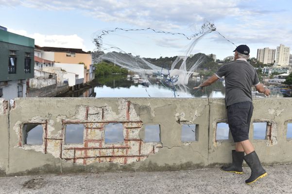 Ponte Airton Senna com ferragens expostas, em Camburi por Ricardo Medeiros