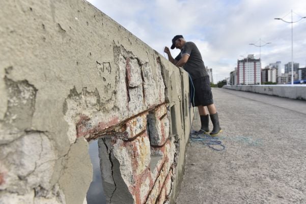 Ponte Airton Senna com ferragens expostas, em Camburi por Ricardo Medeiros
