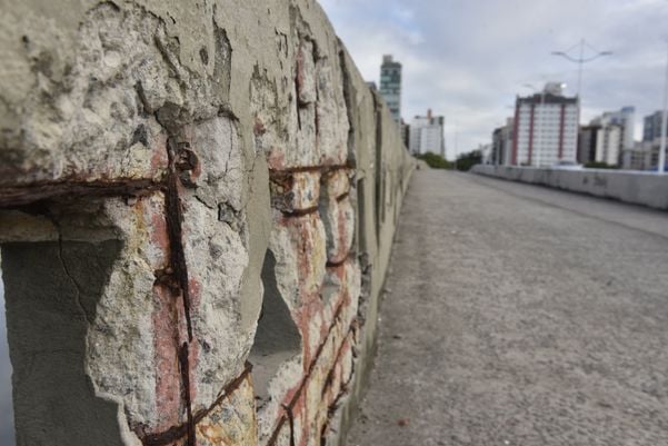 Ponte Airton Senna com ferragens expostas, em Camburi por Ricardo Medeiros