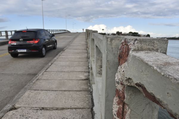 Ponte Ilha do Frade com ferragens expostas, em Vitória por Ricardo Medeiros