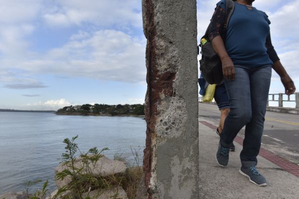 Ponte Ilha do Frade com ferragens expostas, em Vitória por Ricardo Medeiros