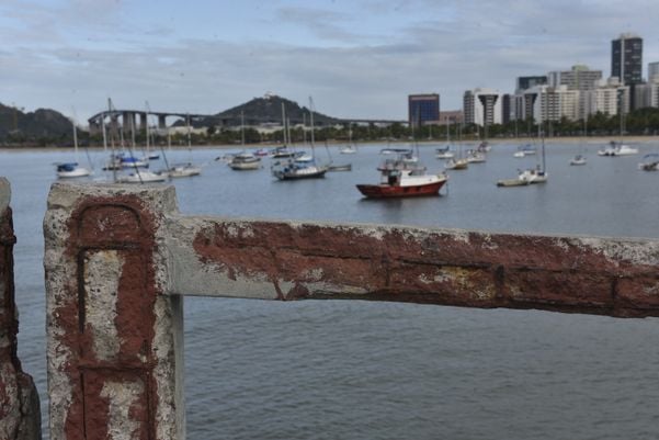 Ponte Ilha do Frade com ferragens expostas, em Vitória por Ricardo Medeiros