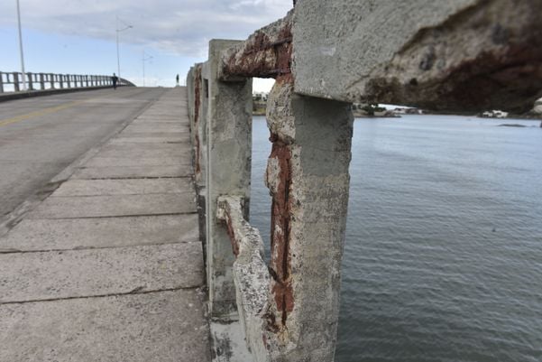 Ponte Ilha do Frade com ferragens expostas, em Vitória por Ricardo Medeiros