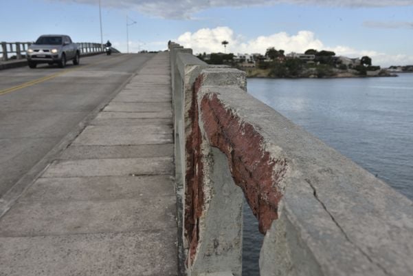Ponte Ilha do Frade com ferragens expostas, em Vitória por Ricardo Medeiros