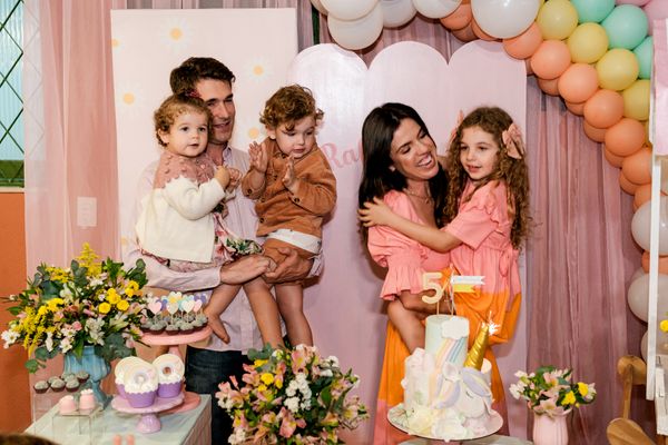 O casal recebeu a família e amigos para comemorar aniversário da primogênita nesta terça-feira (24), na Casa Goiaba, em Bento Ferreira