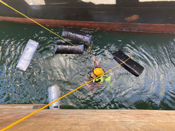 Cinco pacotes com cocaína foram encontrados no casco de navio no ES