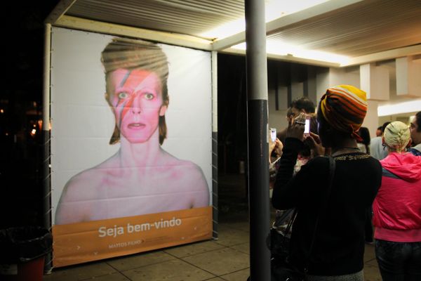 David Bowie surge como messias do rock em documentário